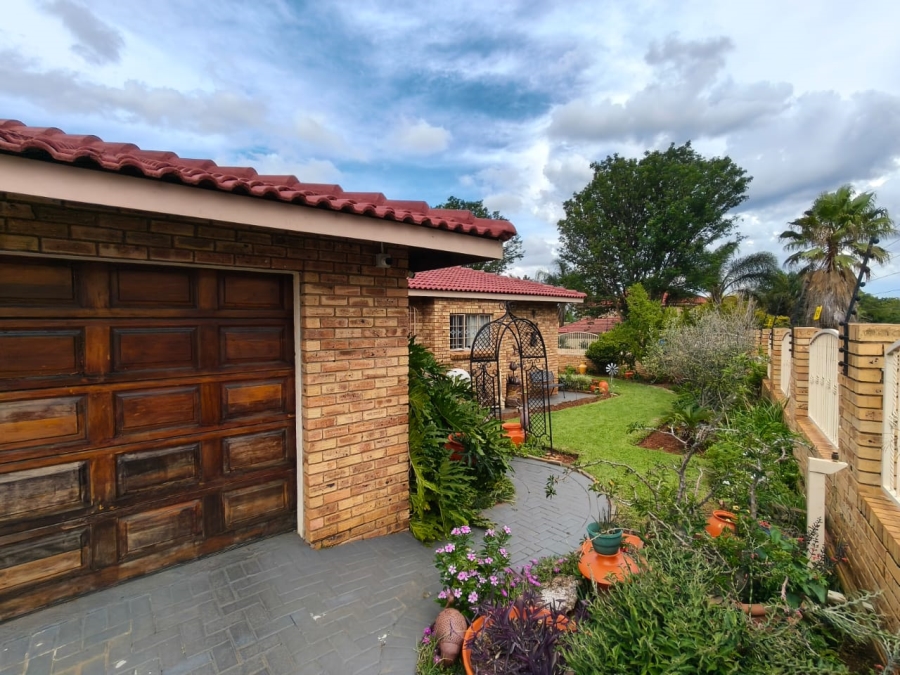 3 Bedroom Property for Sale in Safari Gardens North West